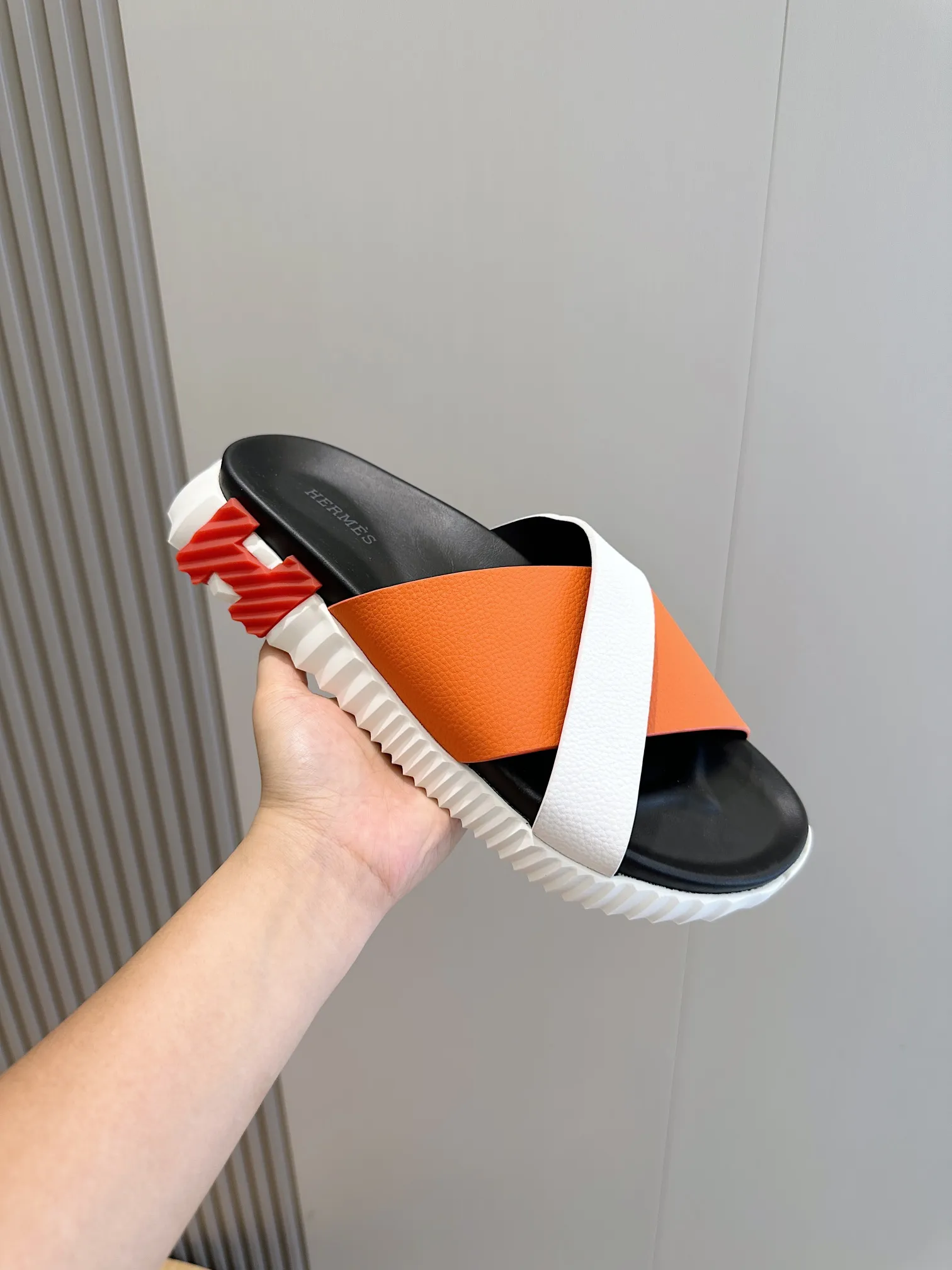 Factory price: 360💰Hermès [HERMÈS] Top Herme*H Home Hermès Men's Sandals and Slippers-Original Reproduction. Purchase the original version and make it one to one. The outsole is privately molded. The color of the outsole corresponding to each color is the same as the original version. Come to those who know the stuff 💪 The ultra-light soles are designed in contrasting colors, and they feel so comfortable on your feet! Calfskin, cowhide feet, private model outsole. Size: 39-44 (customized at 38.45)